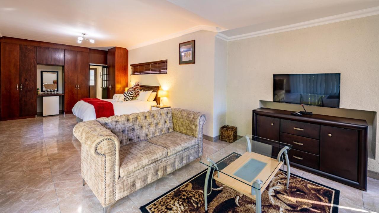 Joern'S Gaestehaus Mbombela Bagian luar foto