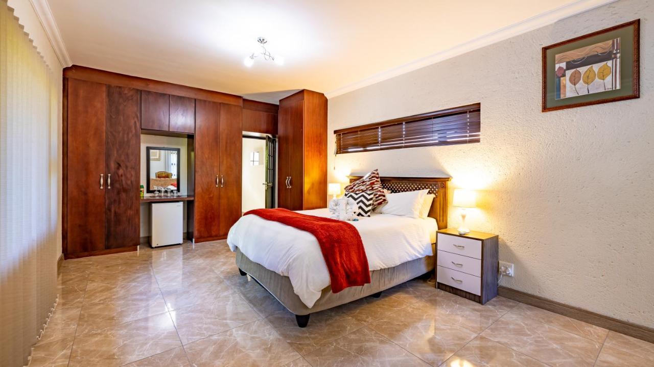 Joern'S Gaestehaus Mbombela Bagian luar foto
